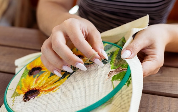 ręce haftujące tkaninę